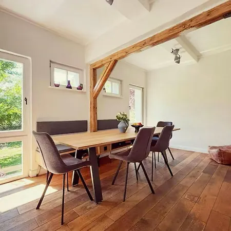 펜션 Historic By The Swimming Pond *