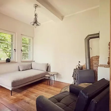 펜션 Historic By The Swimming Pond