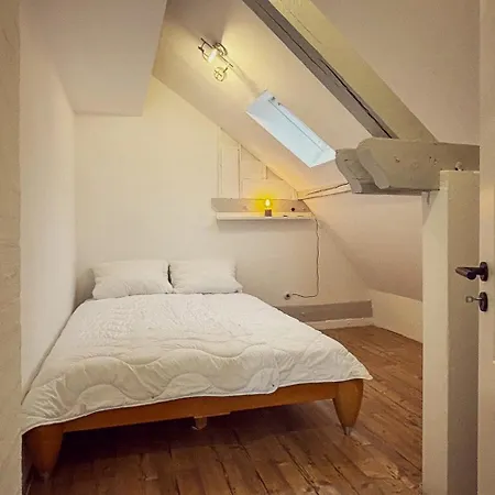 Historic By The Swimming Pond 펜션 *