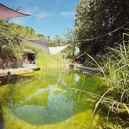 펜션 Historic By The Swimming Pond