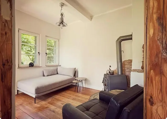 Hébergement de vacances Historic By The Swimming Pond